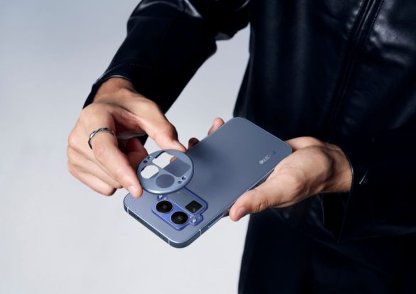 Gros plan sur les mains d'un utilisateur installant un module photo interchangeable sur le realme GT 8 Pro bleu, à découvrir au realme shop