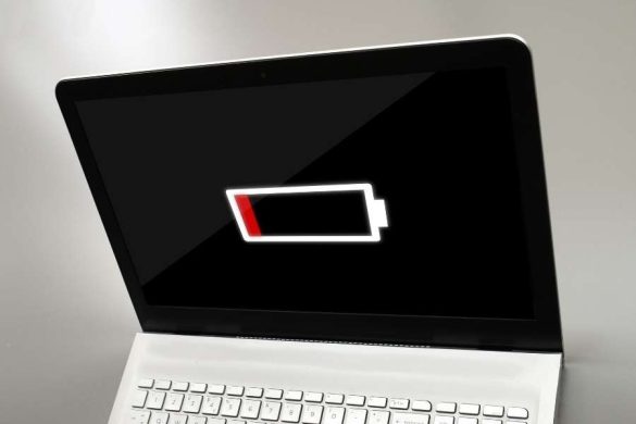 Écran de laptop affichant une icône de batterie de son laptop presque vide avec un indicateur rouge.